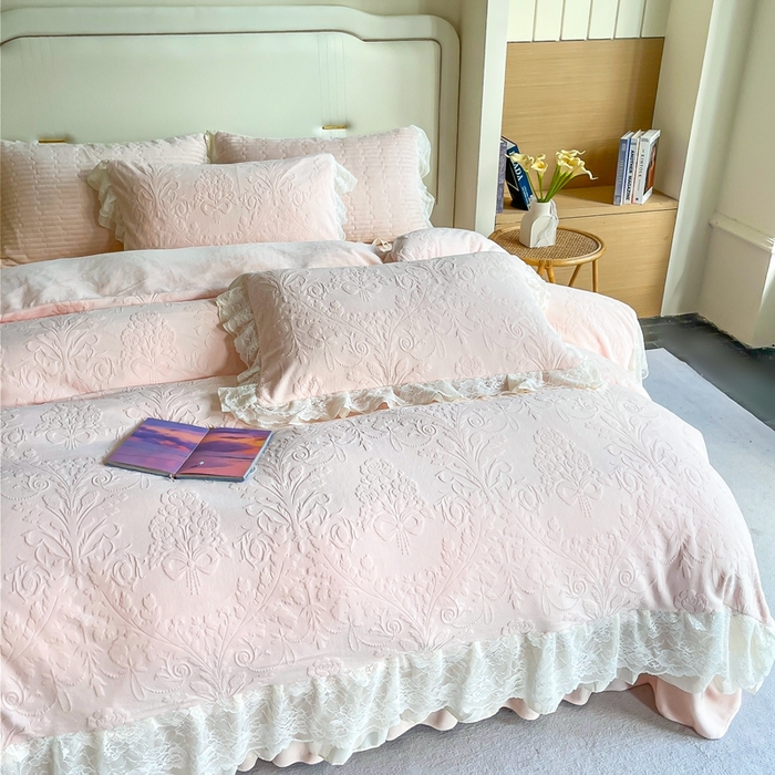 91家纺网 家纺一手货源 找家纺 木兰花 2025新款纯色雕花全消光牛奶绒 床盖款四件套-繁花绮梦 繁花绮梦-粉玉