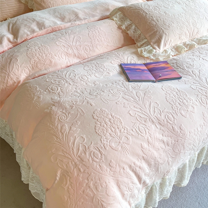 91家纺网 家纺一手货源 找家纺 木兰花 2025新款纯色雕花全消光牛奶绒 床盖款四件套-繁花绮梦 繁花绮梦-粉玉