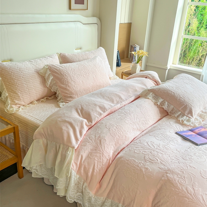 91家纺网 家纺一手货源 找家纺 木兰花 2025新款纯色雕花全消光牛奶绒 床盖款四件套-繁花绮梦 繁花绮梦-粉玉