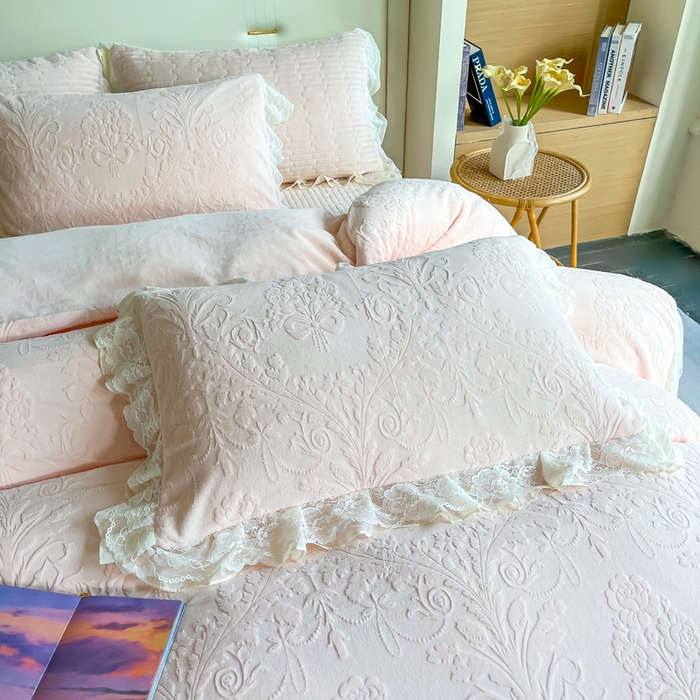 91家纺网 家纺一手货源 找家纺 木兰花 2025新款纯色雕花全消光牛奶绒 床盖款四件套-繁花绮梦 繁花绮梦-粉玉