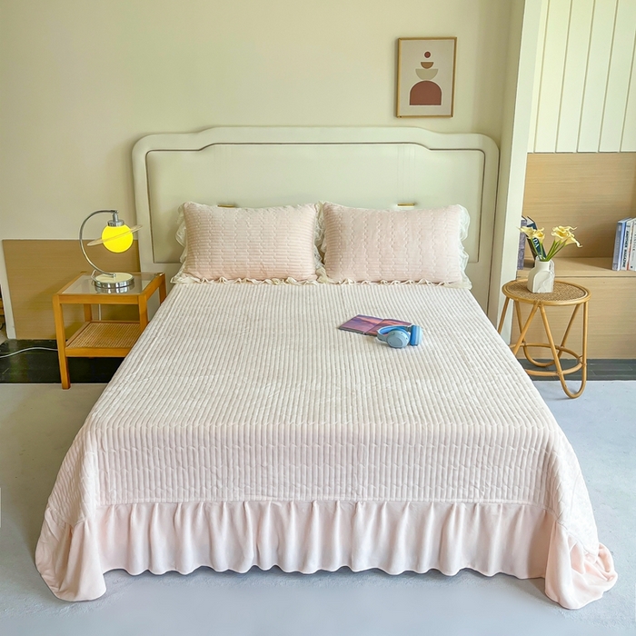 91家纺网 家纺一手货源 找家纺 木兰花 2025新款纯色雕花全消光牛奶绒 床盖款四件套-繁花绮梦 繁花绮梦-粉玉