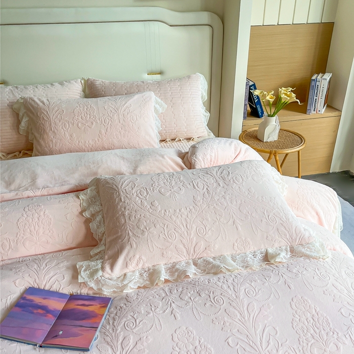 91家纺网 家纺一手货源 找家纺 木兰花 2025新款纯色雕花全消光牛奶绒 床盖款四件套-繁花绮梦 繁花绮梦-粉玉