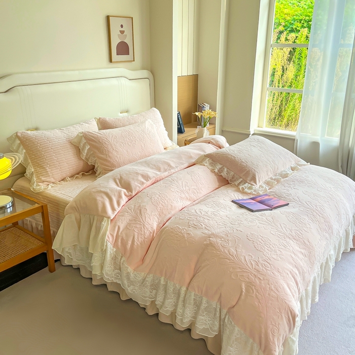 91家纺网 家纺一手货源 找家纺 木兰花 2025新款纯色雕花全消光牛奶绒 床盖款四件套-繁花绮梦 繁花绮梦-粉玉