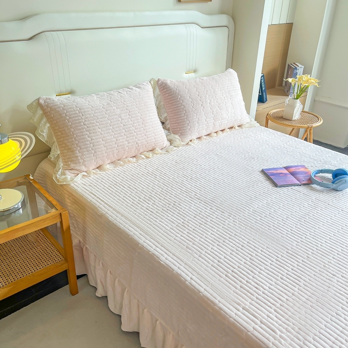 91家纺网 家纺一手货源 找家纺 木兰花 2025新款纯色雕花全消光牛奶绒 床盖款四件套-繁花绮梦 繁花绮梦-粉玉