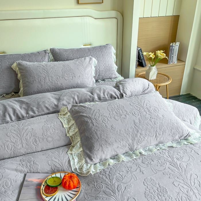 91家纺网 家纺一手货源 找家纺 木兰花 2025新款纯色雕花全消光牛奶绒 床盖款四件套-繁花绮梦 繁花绮梦-灰色