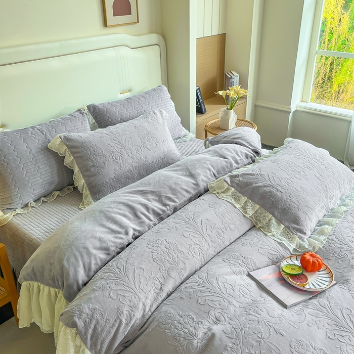91家纺网 家纺一手货源 找家纺 木兰花 2025新款纯色雕花全消光牛奶绒 床盖款四件套-繁花绮梦 繁花绮梦-灰色