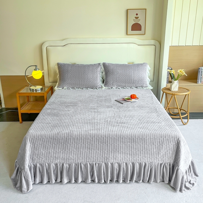 91家纺网 家纺一手货源 找家纺 木兰花 2025新款纯色雕花全消光牛奶绒 床盖款四件套-繁花绮梦 繁花绮梦-灰色