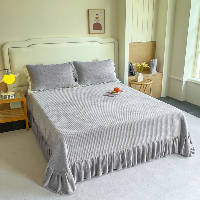 91家纺网 家纺一手货源 找家纺 木兰花 2025新款纯色雕花全消光牛奶绒 床盖款四件套-繁花绮梦 繁花绮梦-灰色