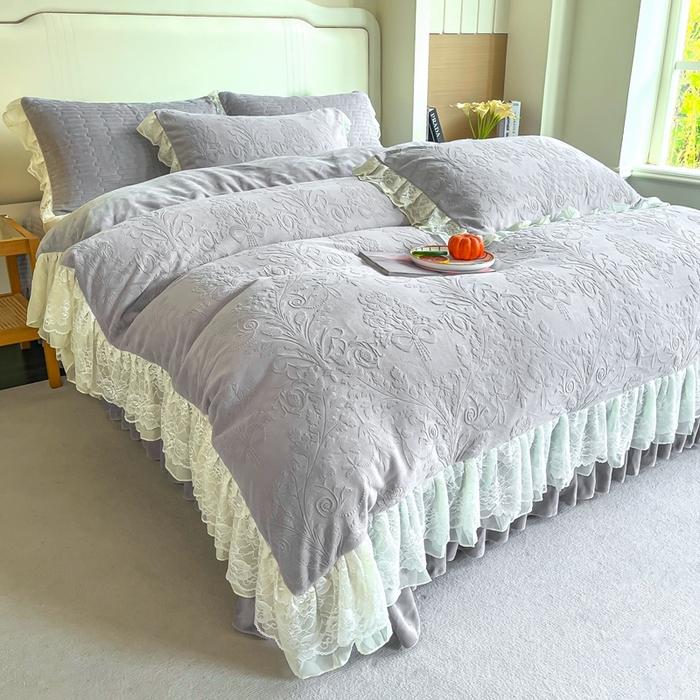 91家纺网 家纺一手货源 找家纺 木兰花 2025新款纯色雕花全消光牛奶绒 床盖款四件套-繁花绮梦 繁花绮梦-灰色