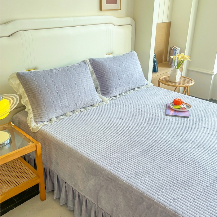 91家纺网 家纺一手货源 找家纺 木兰花 2025新款纯色雕花全消光牛奶绒 床盖款四件套-繁花绮梦 繁花绮梦-灰色