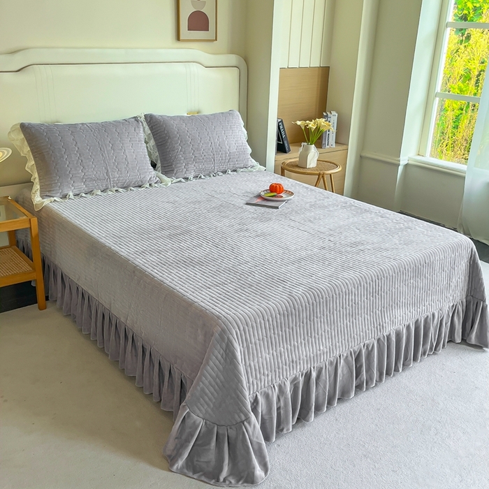 91家纺网 家纺一手货源 找家纺 木兰花 2025新款纯色雕花全消光牛奶绒 床盖款四件套-繁花绮梦 繁花绮梦-灰色