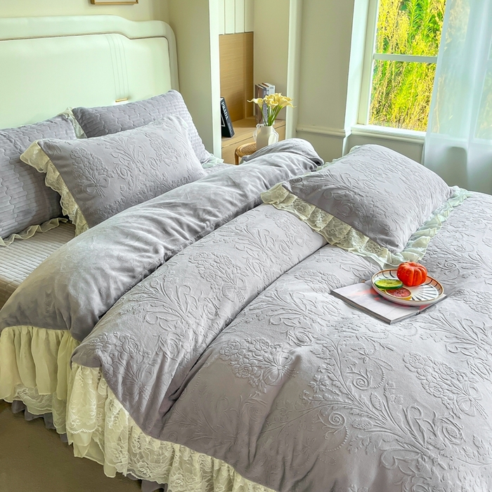 91家纺网 家纺一手货源 找家纺 木兰花 2025新款纯色雕花全消光牛奶绒 床盖款四件套-繁花绮梦 繁花绮梦-灰色