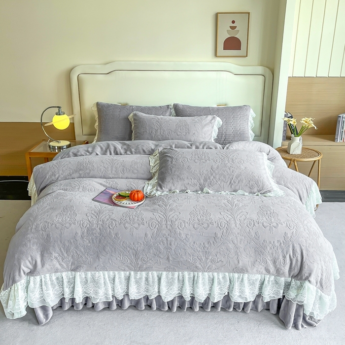 91家纺网 家纺一手货源 找家纺 木兰花 2025新款纯色雕花全消光牛奶绒 床盖款四件套-繁花绮梦 繁花绮梦-灰色