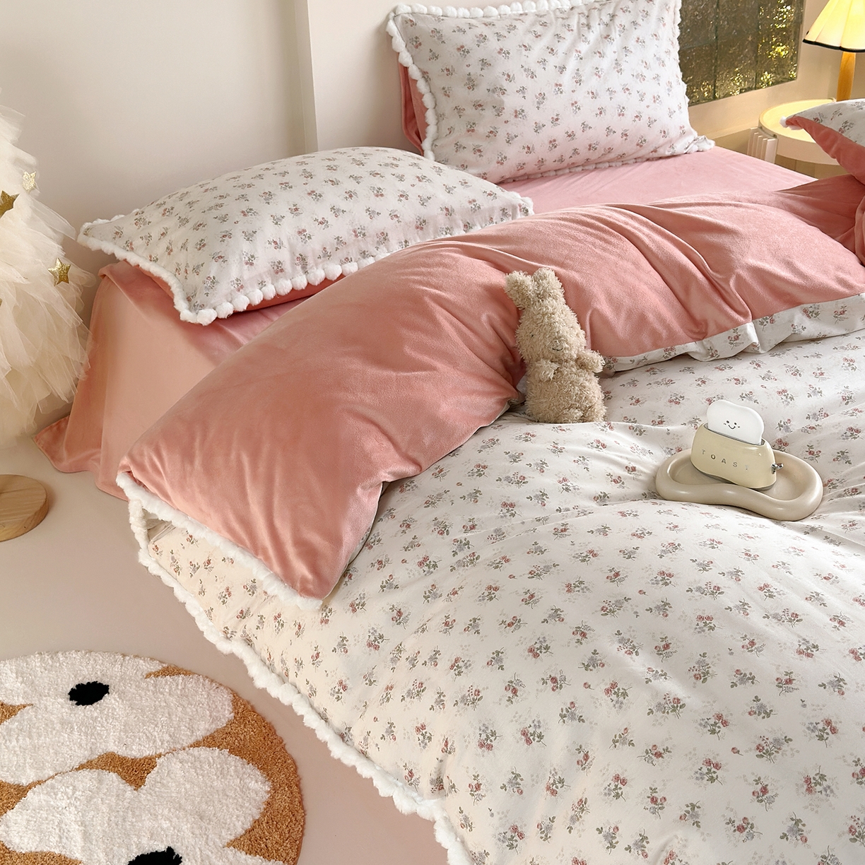 91家纺网 家纺一手货源 找家纺 怡家居 2025秋冬新款毛球花边棉加绒四件套 花亦然