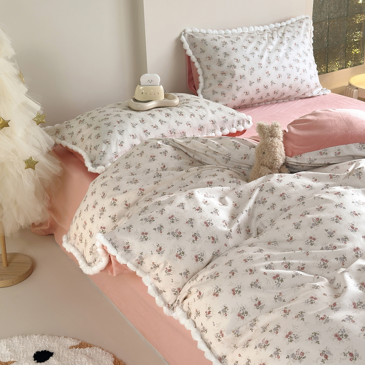 91家纺网 家纺一手货源 找家纺 怡家居 2025秋冬新款毛球花边棉加绒四件套 花亦然