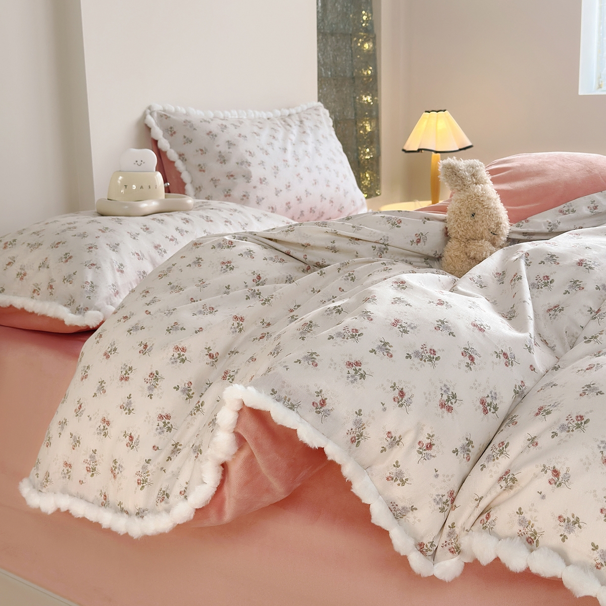 91家纺网 家纺一手货源 找家纺 怡家居 2025秋冬新款毛球花边棉加绒四件套 花亦然