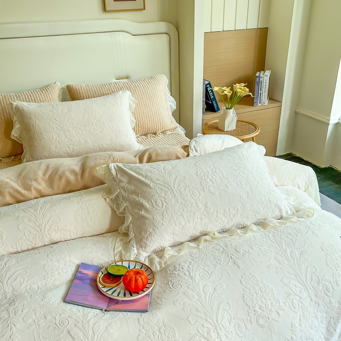 91家纺网 家纺一手货源 找家纺 木兰花 2025新款纯色雕花全消光牛奶绒 床盖款四件套-繁花绮梦 繁花绮梦-米咖