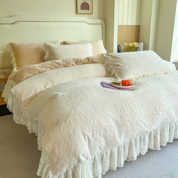 91家纺网 家纺一手货源 找家纺 木兰花 2025新款纯色雕花全消光牛奶绒 床盖款四件套-繁花绮梦 繁花绮梦-米咖