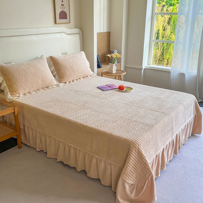 91家纺网 家纺一手货源 找家纺 木兰花 2025新款纯色雕花全消光牛奶绒 床盖款四件套-繁花绮梦 繁花绮梦-米咖