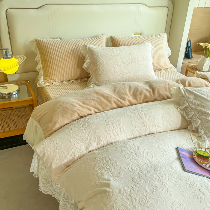 91家纺网 家纺一手货源 找家纺 木兰花 2025新款纯色雕花全消光牛奶绒 床盖款四件套-繁花绮梦 繁花绮梦-米咖