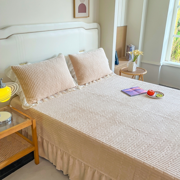 91家纺网 家纺一手货源 找家纺 木兰花 2025新款纯色雕花全消光牛奶绒 床盖款四件套-繁花绮梦 繁花绮梦-米咖