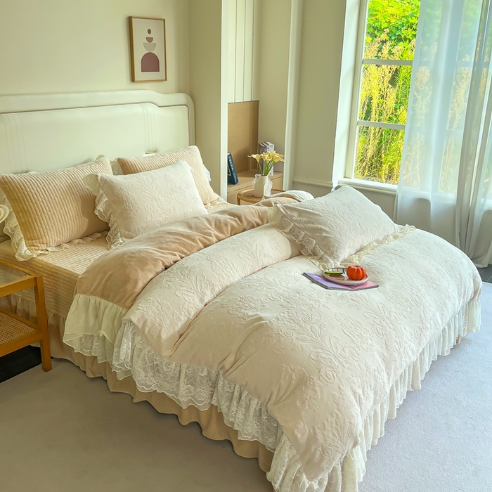 91家纺网 家纺一手货源 找家纺 木兰花 2025新款纯色雕花全消光牛奶绒 床盖款四件套-繁花绮梦 繁花绮梦-米咖