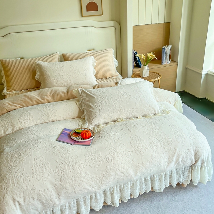 91家纺网 家纺一手货源 找家纺 木兰花 2025新款纯色雕花全消光牛奶绒 床盖款四件套-繁花绮梦 繁花绮梦-米咖