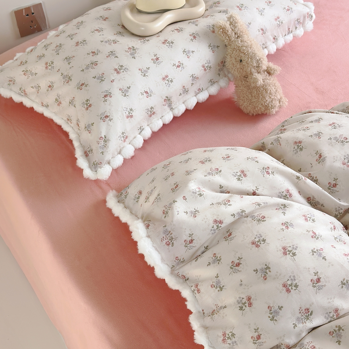 91家纺网 家纺一手货源 找家纺 怡家居 2025秋冬新款毛球花边棉加绒四件套 花亦然