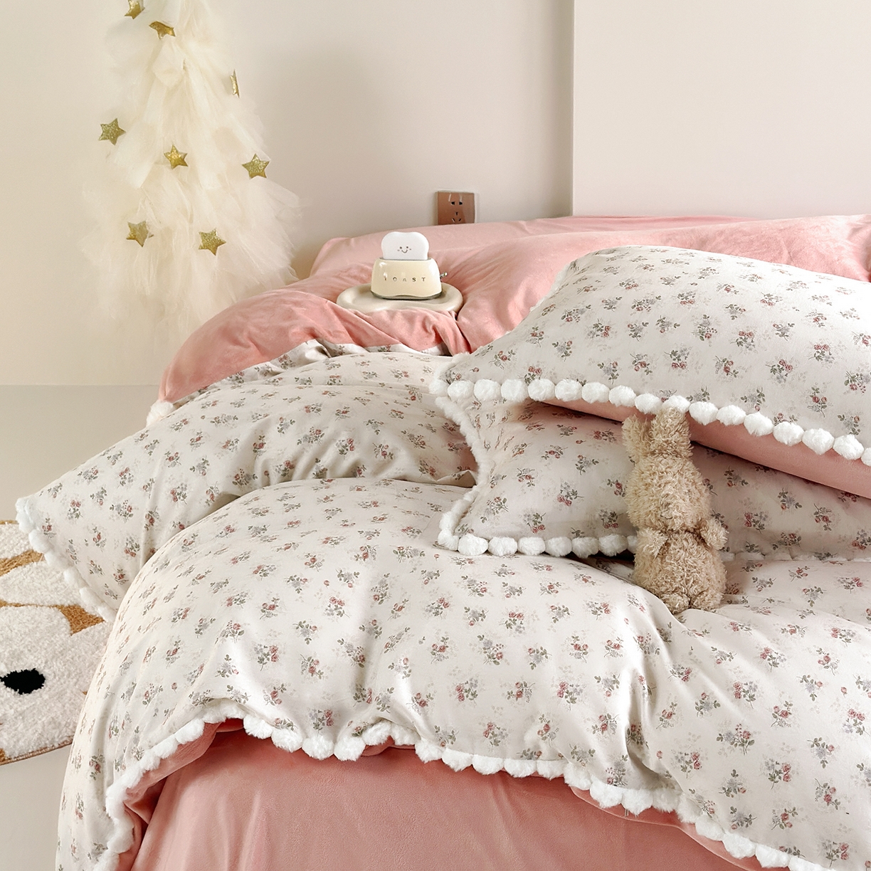 91家纺网 家纺一手货源 找家纺 怡家居 2025秋冬新款毛球花边棉加绒四件套 花亦然