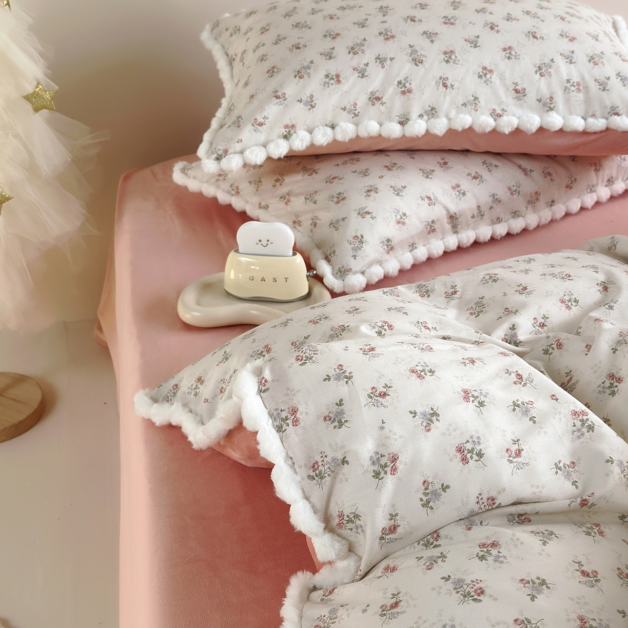 91家纺网 家纺一手货源 找家纺 怡家居 2025秋冬新款毛球花边棉加绒四件套 花亦然