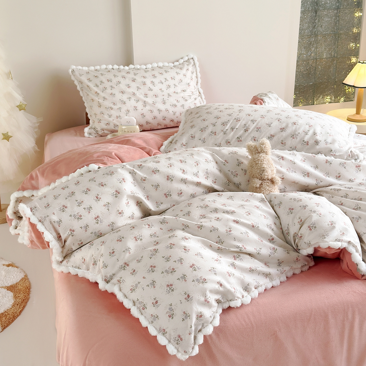 91家纺网 家纺一手货源 找家纺 怡家居 2025秋冬新款毛球花边棉加绒四件套 花亦然