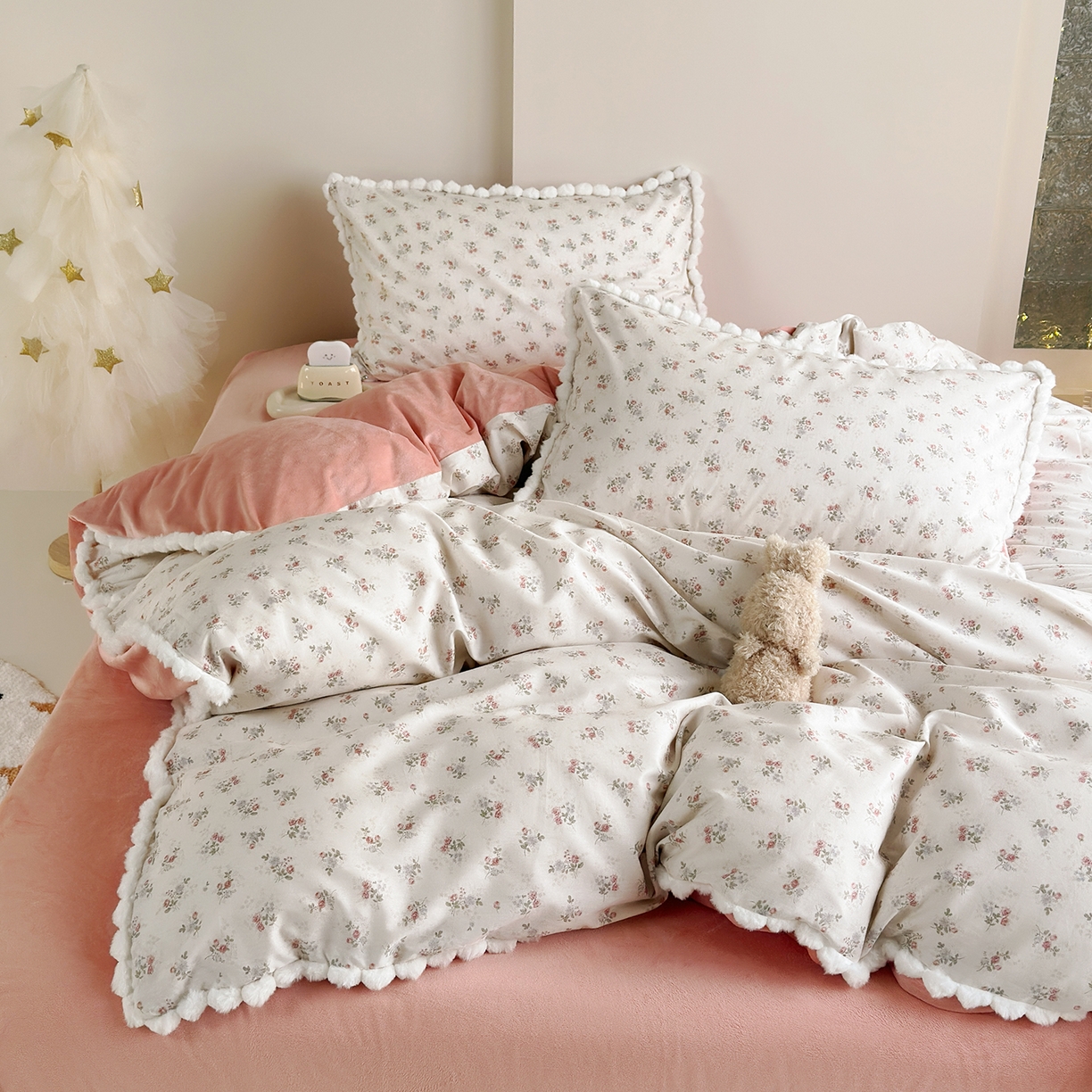 91家纺网 家纺一手货源 找家纺 怡家居 2025秋冬新款毛球花边棉加绒四件套 花亦然