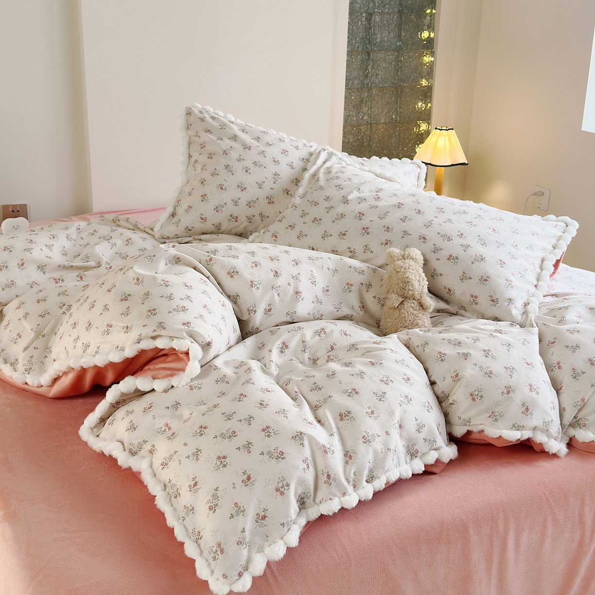 91家纺网 家纺一手货源 找家纺 怡家居 2025秋冬新款毛球花边棉加绒四件套 花亦然