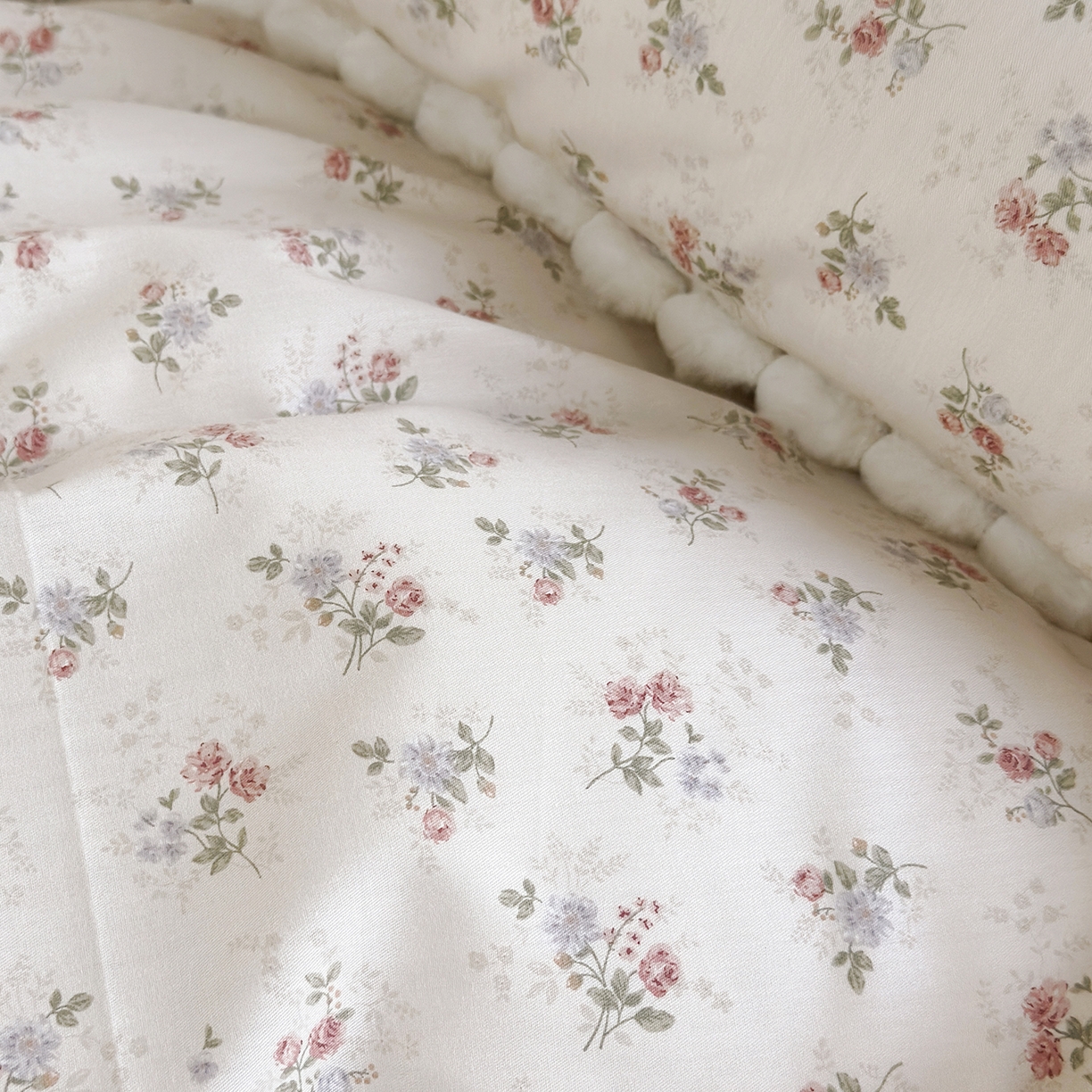 91家纺网 家纺一手货源 找家纺 怡家居 2025秋冬新款毛球花边棉加绒四件套 花亦然