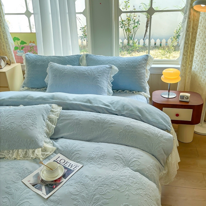 91家纺网 家纺一手货源 找家纺 木兰花 2025新款纯色雕花全消光牛奶绒 床盖款四件套-繁花绮梦 繁花绮梦-天蓝