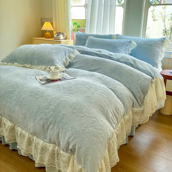 91家纺网 家纺一手货源 找家纺 木兰花 2025新款纯色雕花全消光牛奶绒 床盖款四件套-繁花绮梦 繁花绮梦-天蓝