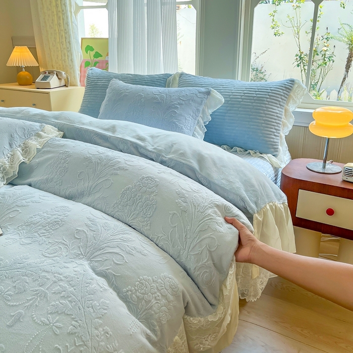 91家纺网 家纺一手货源 找家纺 木兰花 2025新款纯色雕花全消光牛奶绒 床盖款四件套-繁花绮梦 繁花绮梦-天蓝