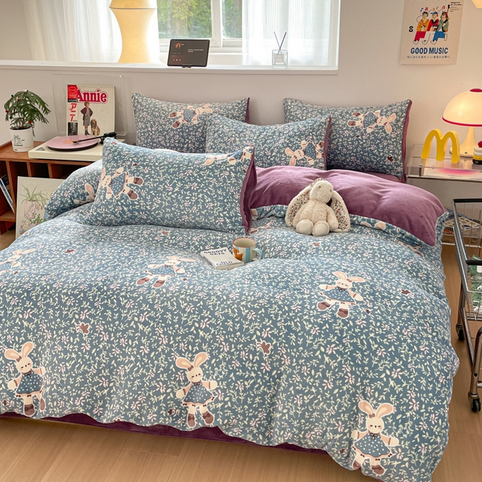 91家纺网 家纺一手货源 找家纺 瑞钰 2025新款A类加厚牛奶绒印花四件套 背带兔