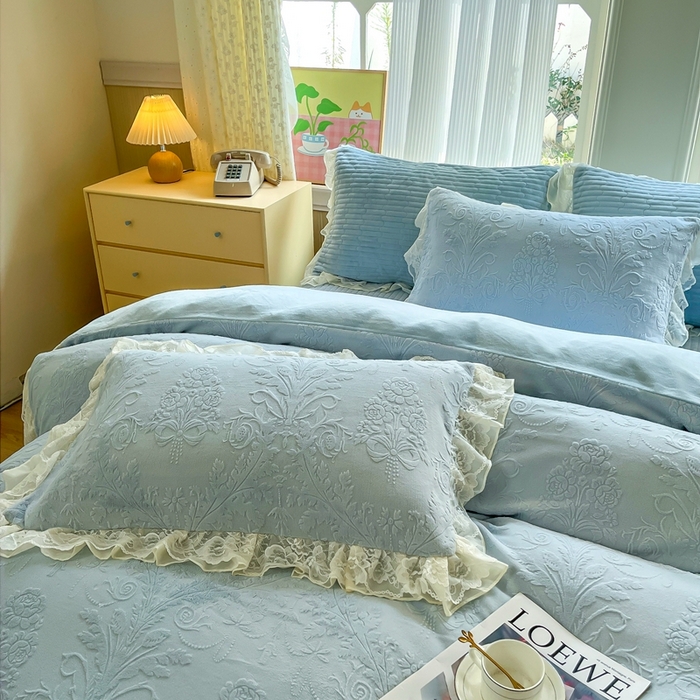 91家纺网 家纺一手货源 找家纺 木兰花 2025新款纯色雕花全消光牛奶绒 床盖款四件套-繁花绮梦 繁花绮梦-天蓝