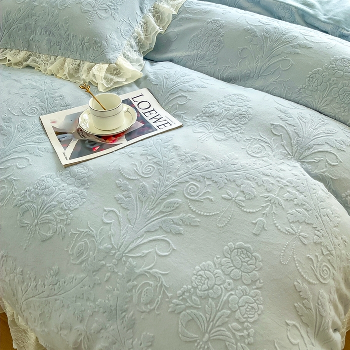 91家纺网 家纺一手货源 找家纺 木兰花 2025新款纯色雕花全消光牛奶绒 床盖款四件套-繁花绮梦 繁花绮梦-天蓝