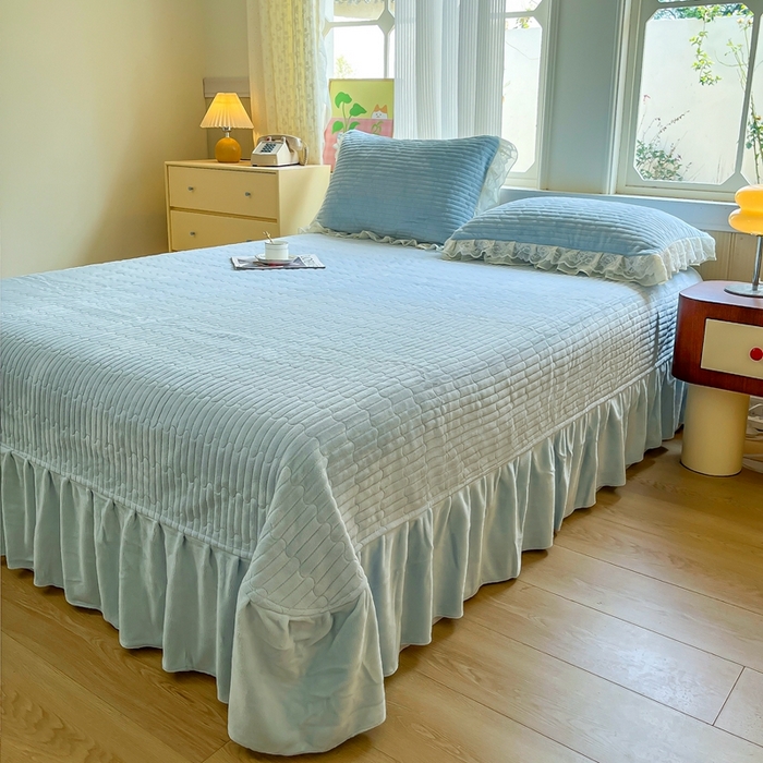 91家纺网 家纺一手货源 找家纺 木兰花 2025新款纯色雕花全消光牛奶绒 床盖款四件套-繁花绮梦 繁花绮梦-天蓝