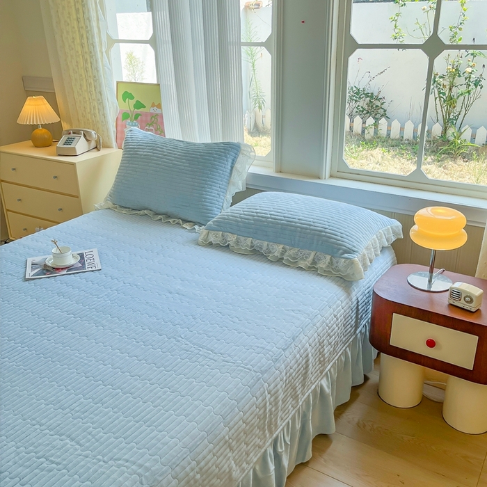 91家纺网 家纺一手货源 找家纺 木兰花 2025新款纯色雕花全消光牛奶绒 床盖款四件套-繁花绮梦 繁花绮梦-天蓝