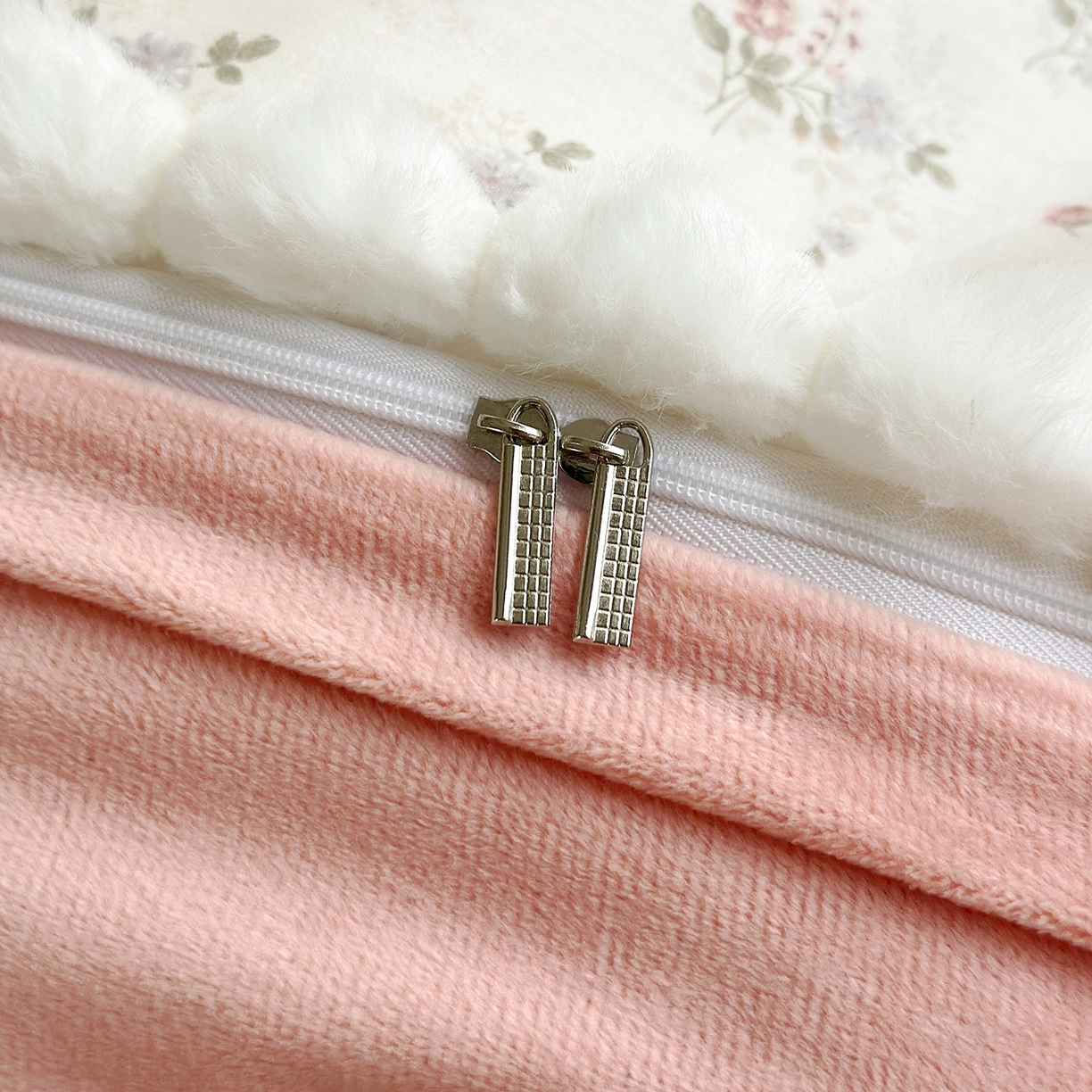 91家纺网 家纺一手货源 找家纺 怡家居 2025秋冬新款毛球花边棉加绒四件套 花亦然