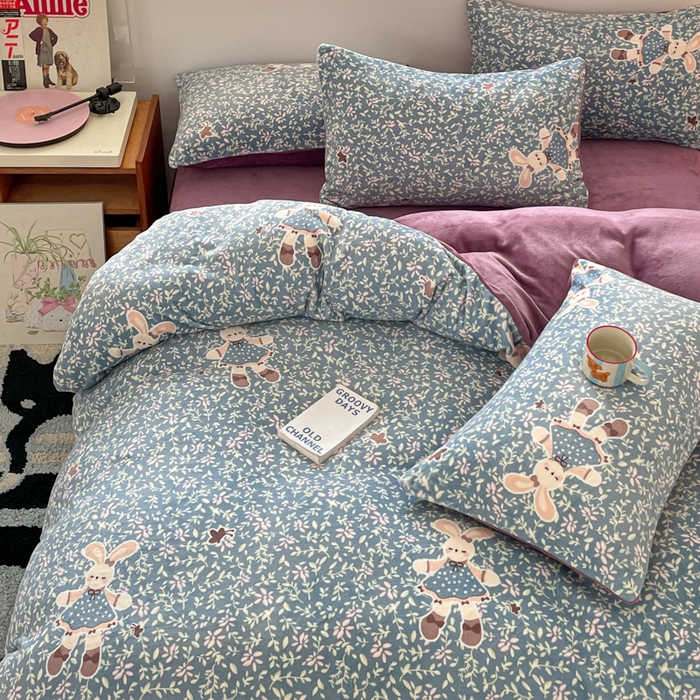 91家纺网 家纺一手货源 找家纺 瑞钰 2025新款A类加厚牛奶绒印花四件套 背带兔