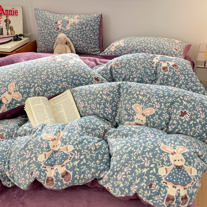 91家纺网 家纺一手货源 找家纺 瑞钰 2025新款A类加厚牛奶绒印花四件套 背带兔