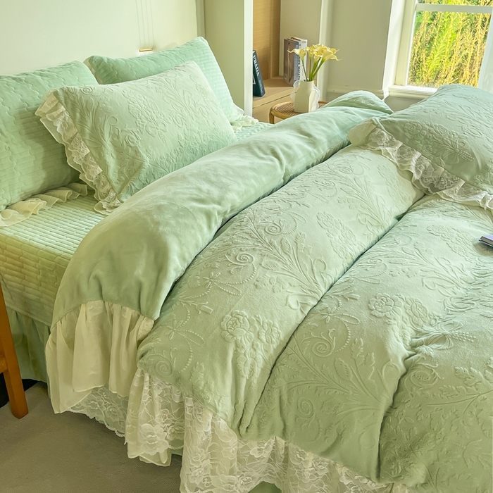 91家纺网 家纺一手货源 找家纺 木兰花 2025新款纯色雕花全消光牛奶绒 床盖款四件套-繁花绮梦 繁花绮梦-香草绿