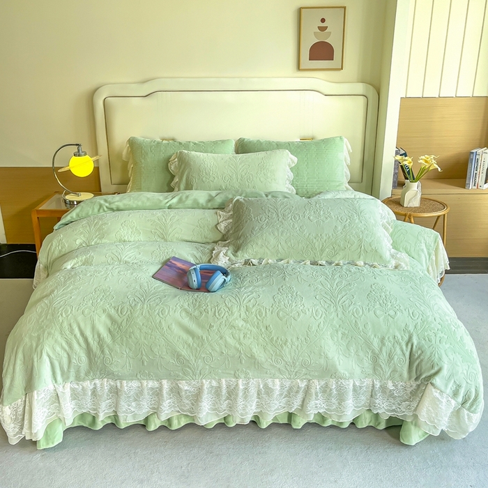 91家纺网 家纺一手货源 找家纺 木兰花 2025新款纯色雕花全消光牛奶绒 床盖款四件套-繁花绮梦 繁花绮梦-香草绿