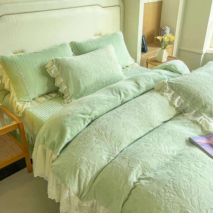 91家纺网 家纺一手货源 找家纺 木兰花 2025新款纯色雕花全消光牛奶绒 床盖款四件套-繁花绮梦 繁花绮梦-香草绿