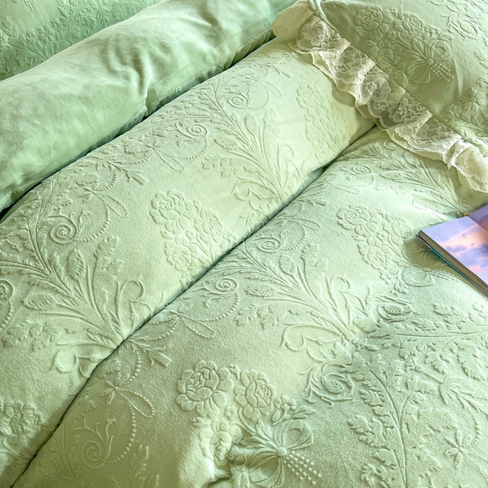 91家纺网 家纺一手货源 找家纺 木兰花 2025新款纯色雕花全消光牛奶绒 床盖款四件套-繁花绮梦 繁花绮梦-香草绿