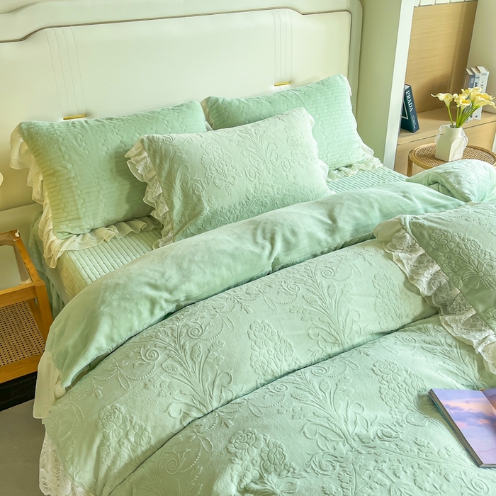91家纺网 家纺一手货源 找家纺 木兰花 2025新款纯色雕花全消光牛奶绒 床盖款四件套-繁花绮梦 繁花绮梦-香草绿